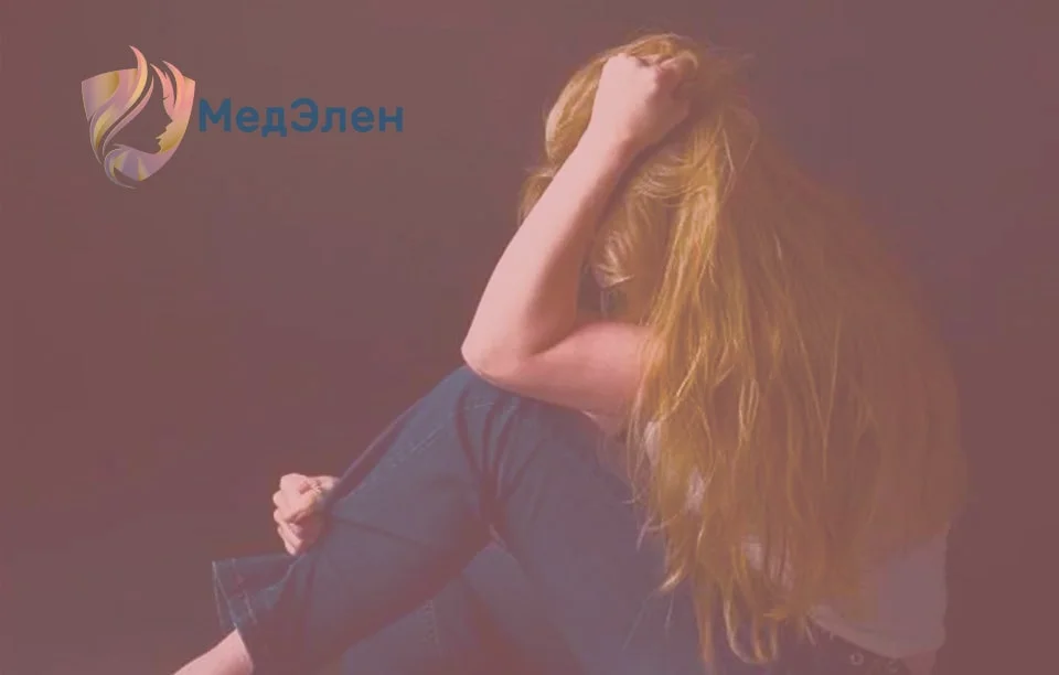 Девушка сидит на полу