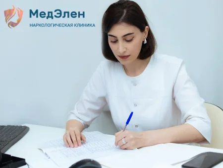 Врач за рабочим столом