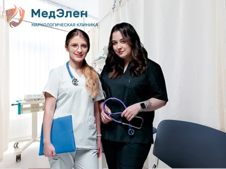 Два врача в палате клиники